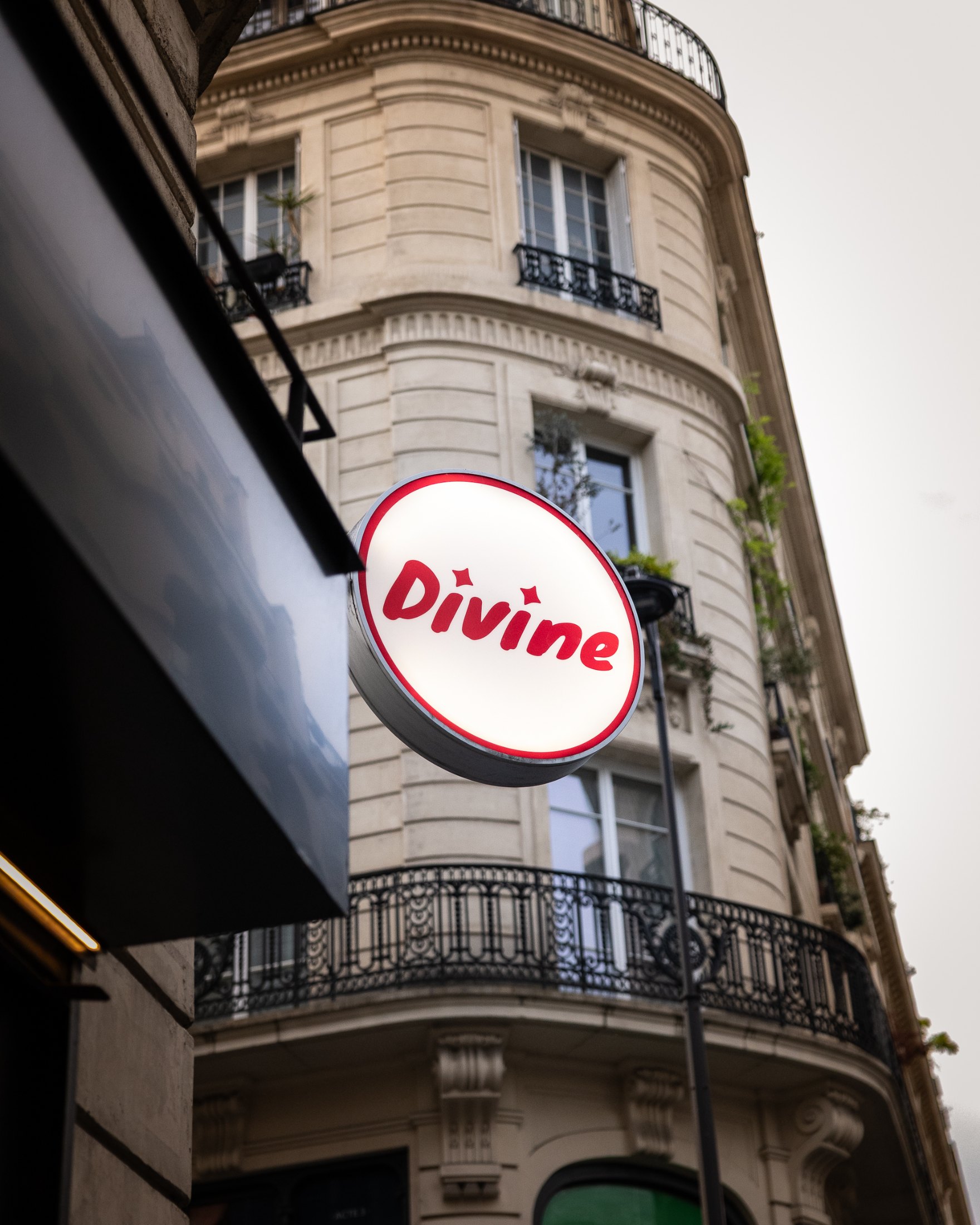 Divine - Photo 1