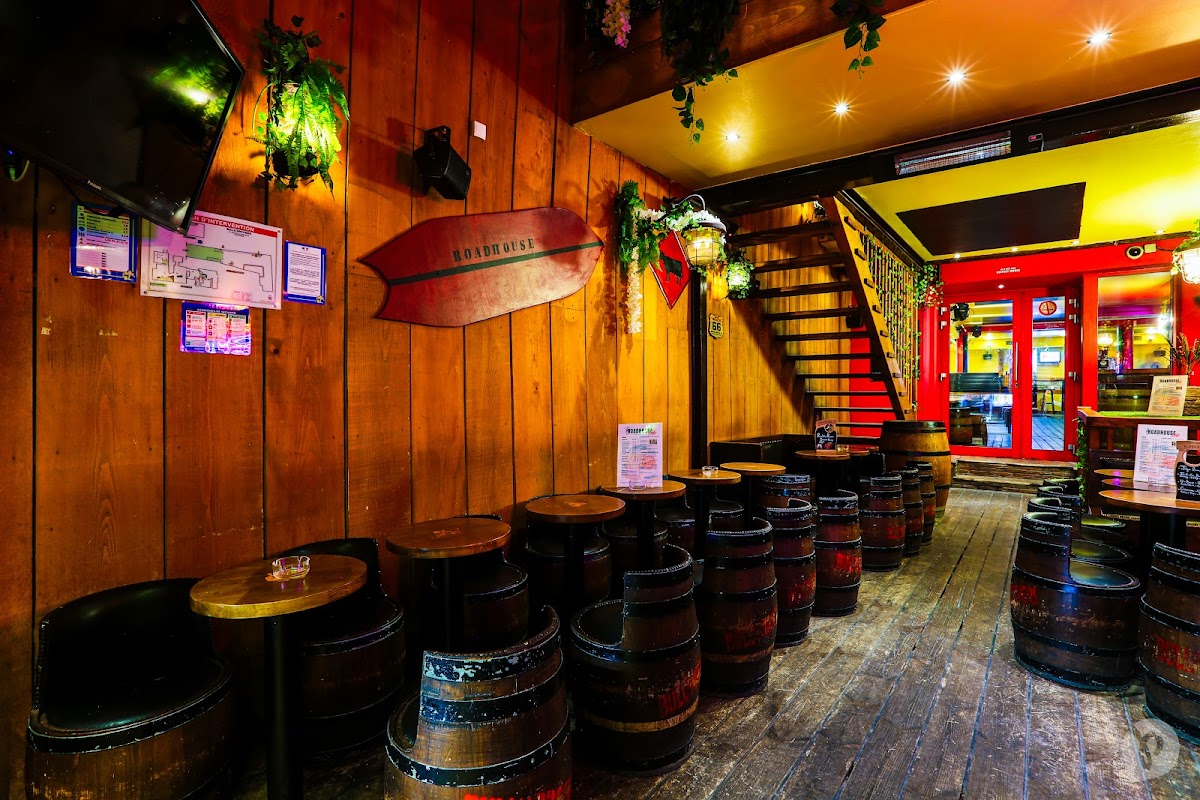 RoadHouse Bar - Photo 1